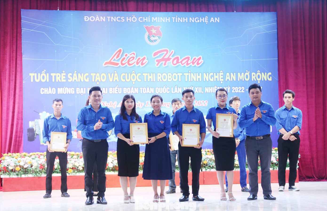 BTC trao giải cho đại diện các dự án. (Ảnh: Thu Hiền)