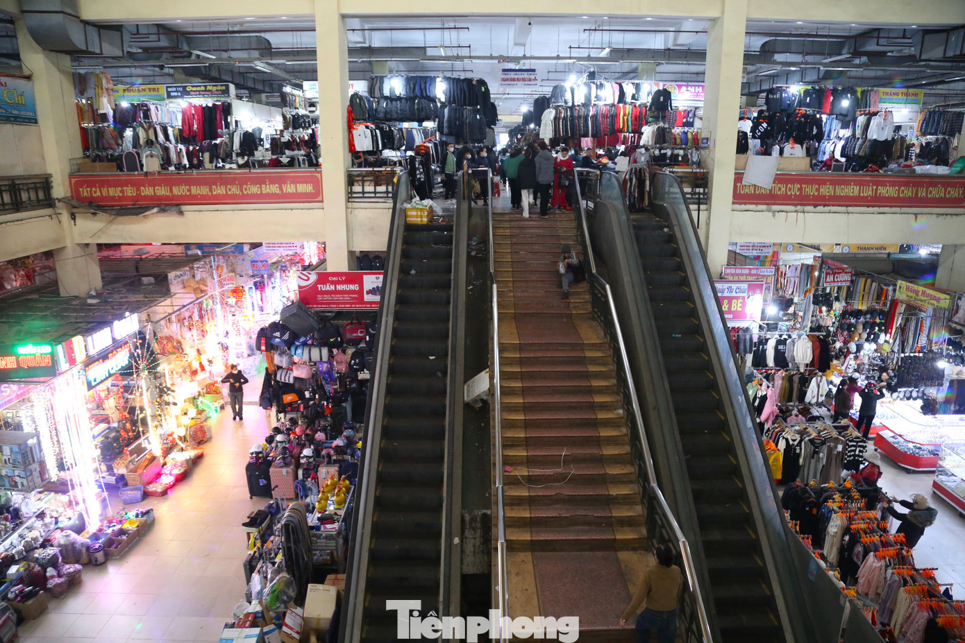 Trái ngược với khung cảnh nhộn nhịp, đông đúc tại siêu thị, ở các chợ truyền thống, không khí mua bán khá trầm lắng. Tại chợ Vinh – khu chợ dân sinh lớn nhất Nghệ An, nhiều tiểu thương ngồi lướt điện thoại, tám chuyện dù đang mùa cao điểm mua sắm Tết.