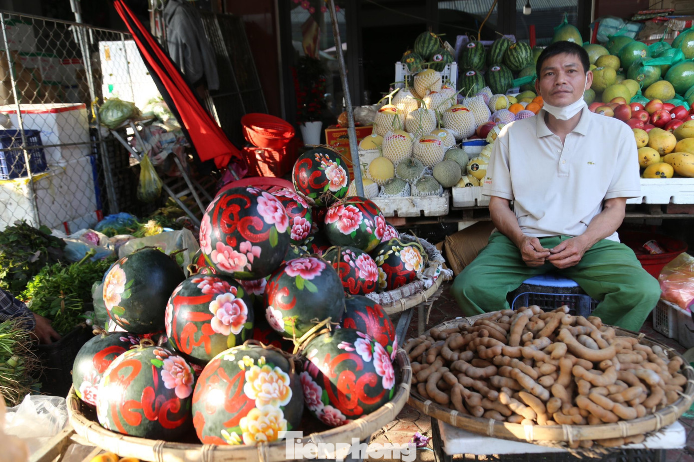 Hoa quả được tạo kiểu bắt mắt, hút người mua dịp Tết.