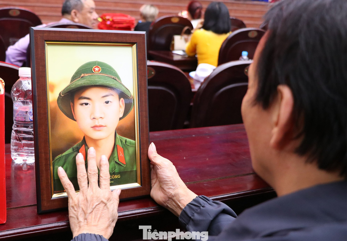 Thân nhân các liệt sĩ xúc động ngắm bức di ảnh được phục dựng màu.