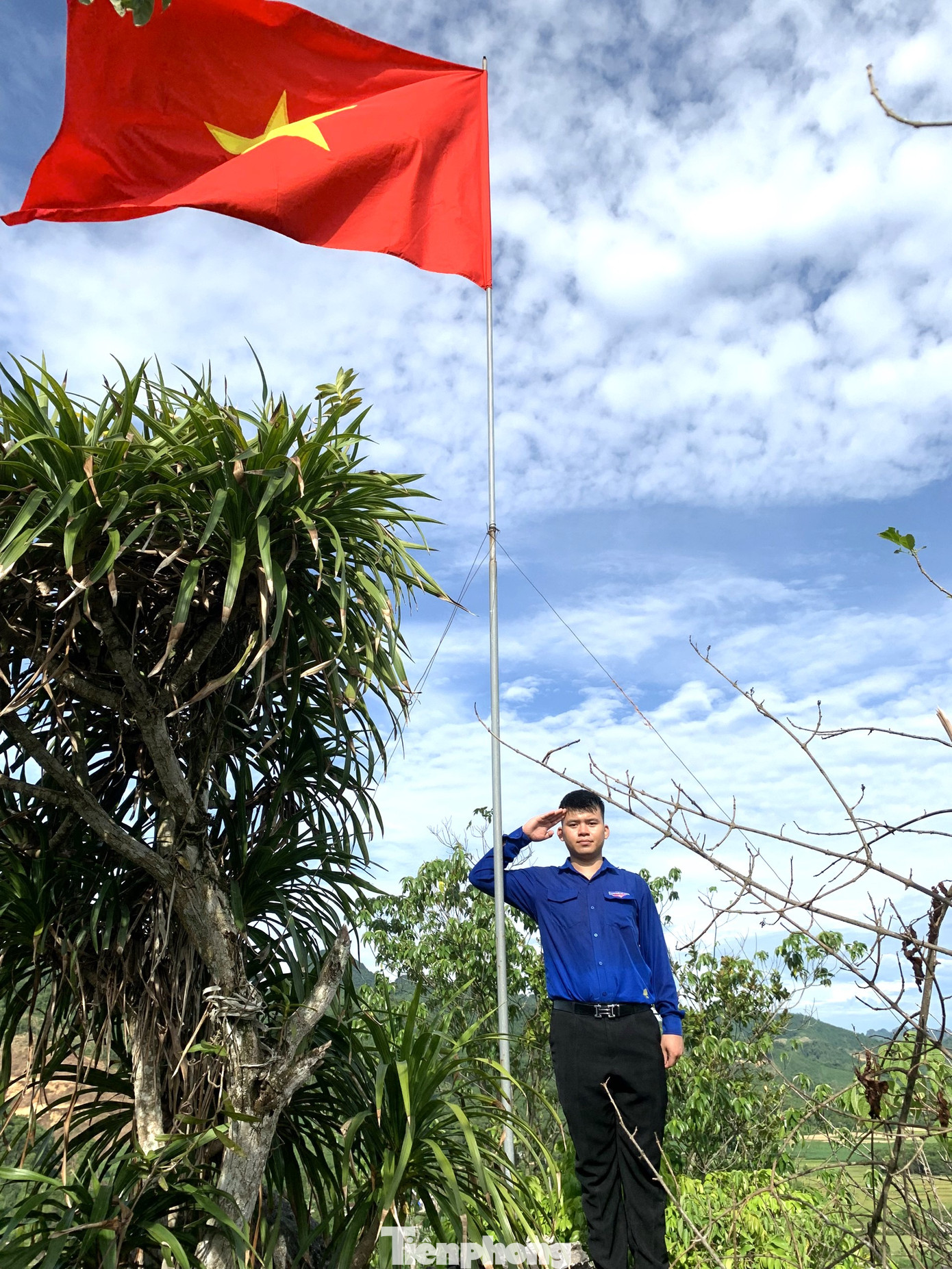 Ngay sau khi lá cờ Tổ quốc tung bay, lực lượng đoàn viên thanh niên, Công an xã đã thực hiện lễ chào cờ đầy thiêng liêng trên các đỉnh núi.