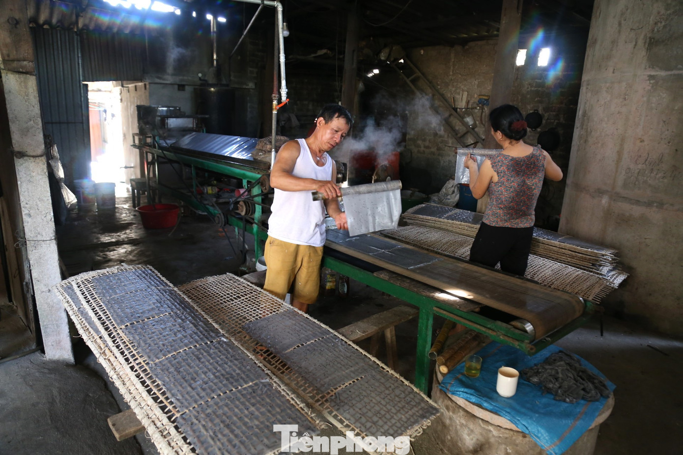 Ông Nguyễn Đình Khang (67 tuổi, trú xóm 6, xã Châu Nhân) cho biết, trước đây người dân chủ yếu tráng bánh bằng nồi. Những ngày nắng nóng phải ngồi làm việc bên bếp lửa rất vất vả. Ngày nay, hầu hết các hộ theo nghề đều sắm dây chuyền tráng bánh bằng máy, nên đỡ vất vả hơn, năng suất lao động cũng cao gấp nhiều lần.