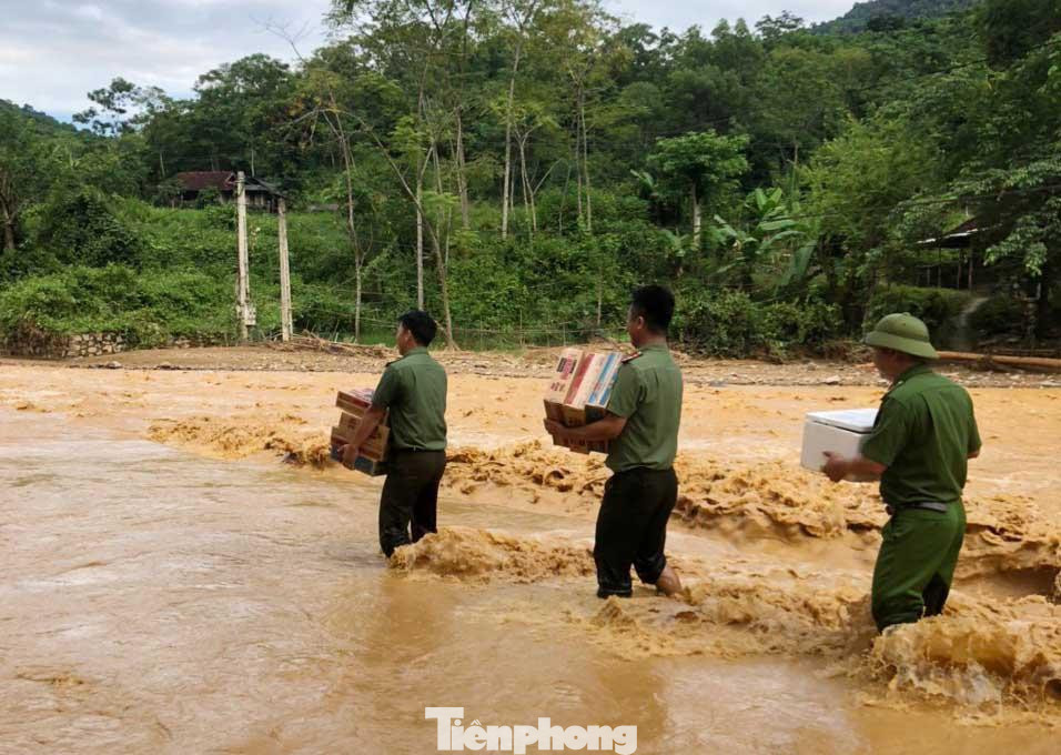 Kề vai sát cánh cùng người dân vùng cô lập, Công an huyện Kỳ Sơn đã vượt núi, băng dòng nước lũ mang 500 thùng mì tôm, 1,5 tạ cá tiếp sức người dân 3 xã Bảo Nam, Bảo Thắng, Chiêu Lưu - là những địa bàn mưa lớn gây thiệt hại nặng nề nhất.