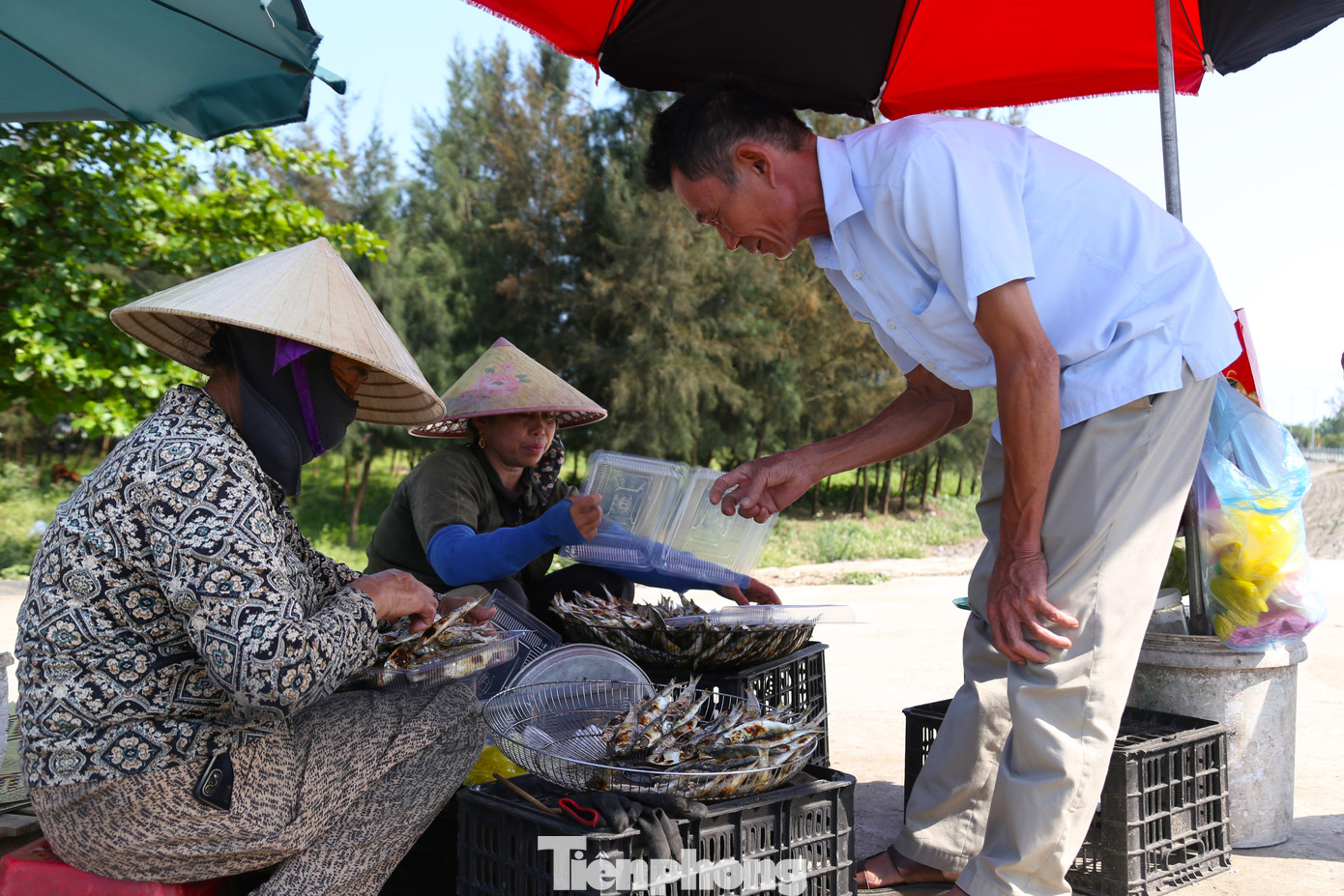 Kế bên, bà Bùi Thị Đường (trú xóm Bắc Tiền Tiến, xã Diễn Kim) cũng đang xếp cá vào hộp cho khách. Bà nói, ngoài cá tươi thì than đóng vai trò quan trọng trong việc nướng cá để con cá có màu đẹp, chín đều phía trong. “Nướng giữa trưa nắng vất vả, người nóng nhưng con cá tươi, bán được giá. Nướng cá ở ngoài này, khách đi qua sẽ biết để mua, bán sẽ được nhiều hơn nướng trong nhà”, bà Đường cho hay.