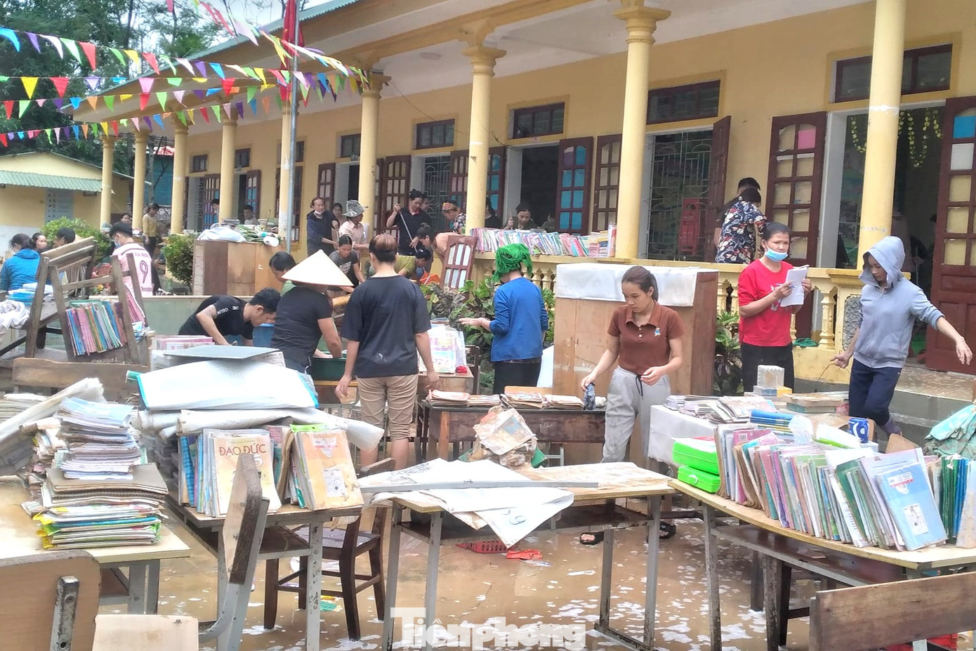 Các trường học đều ngổn ngang bùn đất, sách vở, đồ dùng học tập đều đã hư hỏng.