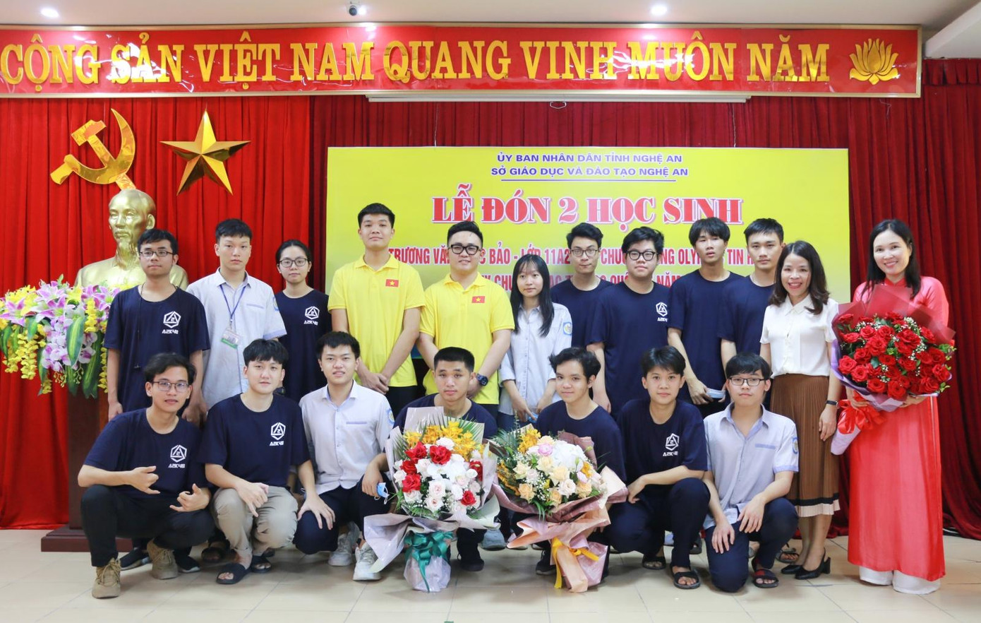 Gia đình, thầy cô, bạn bè cùng đến chia vui trong lễ đón và vinh danh 2 em xuất sắc giành giải cao tại cuộc thi. Gia đình, thầy cô, bạn bè cùng đến chia vui trong lễ đón và vinh danh 2 em xuất sắc giành giải cao tại cuộc thi.