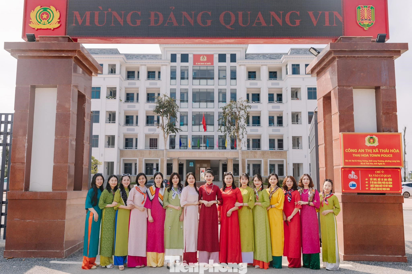 Hội phụ nữ Công an thị xã Thái Hòa thướt tha trong tà áo dài.