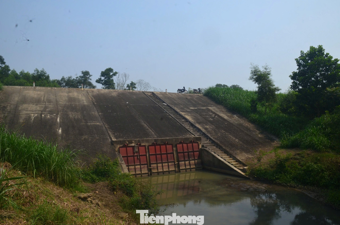 Dự án sửa chữa, nâng cấp tuyến kênh tiêu tại xã Nghĩa Khánh, huyện Nghĩa Đàn được UBND tỉnh Nghệ An ban hành Quyết định 5009/QĐ-UBND ngày 14/10/2016 về việc phê duyệt bản vẽ thi công và dự toán công trình. Dự án có tổng mức đầu tư gần 17 tỷ đồng, nhiệm vụ là đảm bảo tiêu úng và bảo vệ sản xuất cho 700 ha đất canh tác của xã Nghĩa Khánh. Trong đó, hạng mục cống Ba Cửa được thiết kế, nhằm ngăn lũ từ sông Hiếu vào khu vực đồng ruộng và tiêu thoát nước từ đồng ra sông Hiếu (khi mực nước sông hạ thấp ở khu vực sản xuất nông nghiệp của xã). Công trình mới được hoàn thiện và chính thức đi vào sử dụng năm 2020. Tuy nhiên, hiện tại cống Ba Cửa không thể tự động đóng mở, thân cống có các vết nứt lớn khiến người dân lo lắng về chất lượng công trình.
