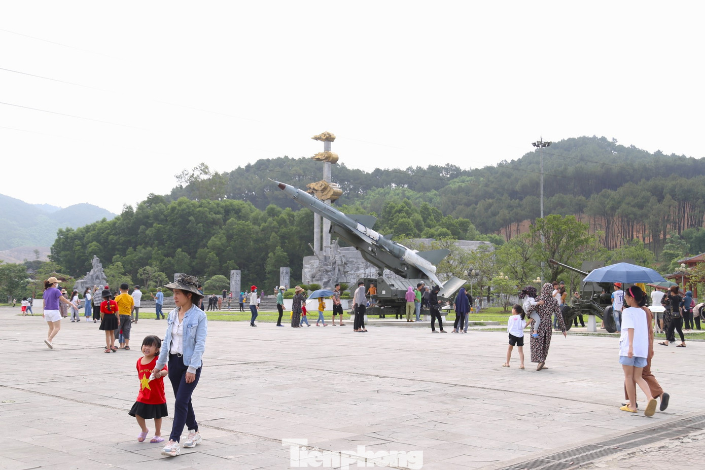 Không gian trưng bày ngoài trời của Khu Di tích hiện nay đã được mở rộng và nâng cấp, với nhiều phương tiện, vũ khí, xe, pháo, máy bay, tên lửa... Không gian trưng bày ngoài trời của Khu Di tích hiện nay đã được mở rộng và nâng cấp, với nhiều phương tiện, vũ khí, xe, pháo, máy bay, tên lửa...