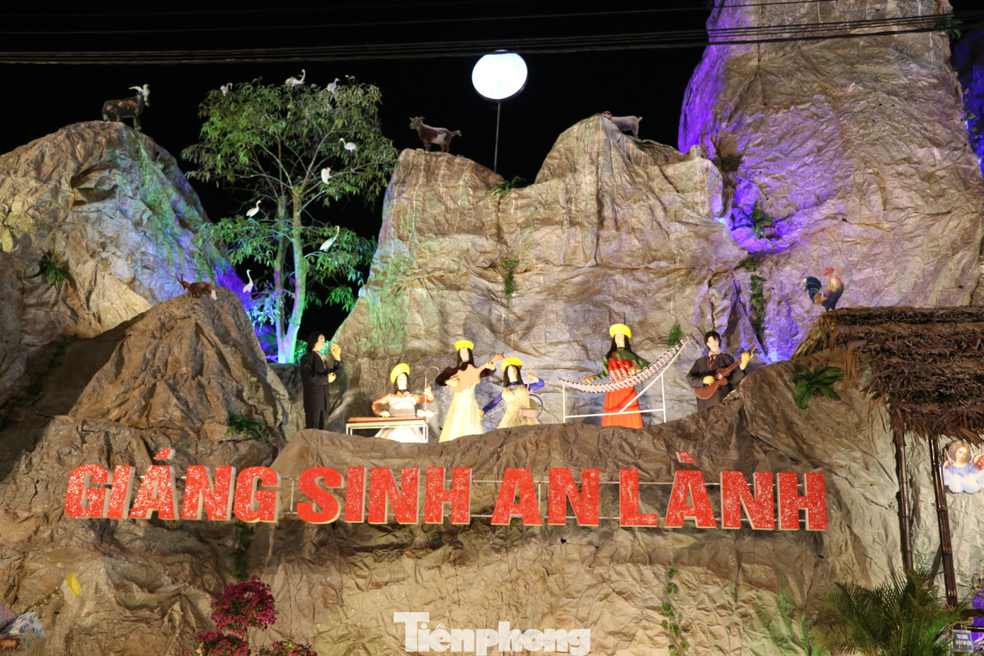 Công trình đồ sộ, đầy tính sáng tạo và lung linh sắc màu nổi bật trong đêm Giáng sinh đang đến rất gần.