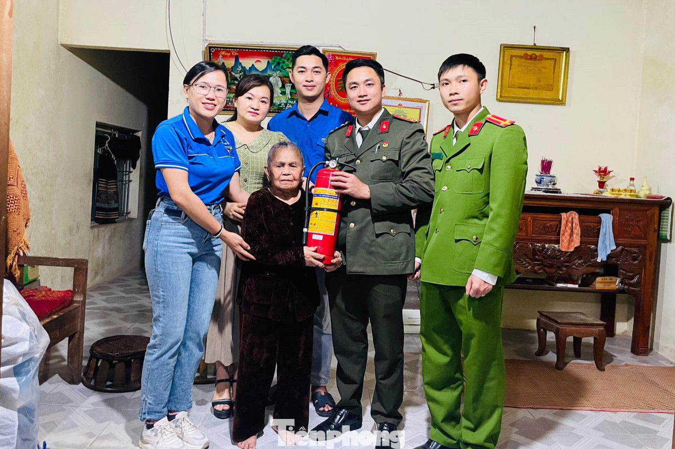 Đoàn thanh niên Công an huyện Tương Dương phối hợp với Đoàn thị trấn Thạch Giám tổ chức chương trình bán nước mía gây quỹ để trao tặng bình chữa cháy cho các hộ gia đình đặc biệt khó khăn, gia đình có công với cách mạng. Vận động 100% hộ gia đình Bí thư Chi đoàn có bình chữa cháy.