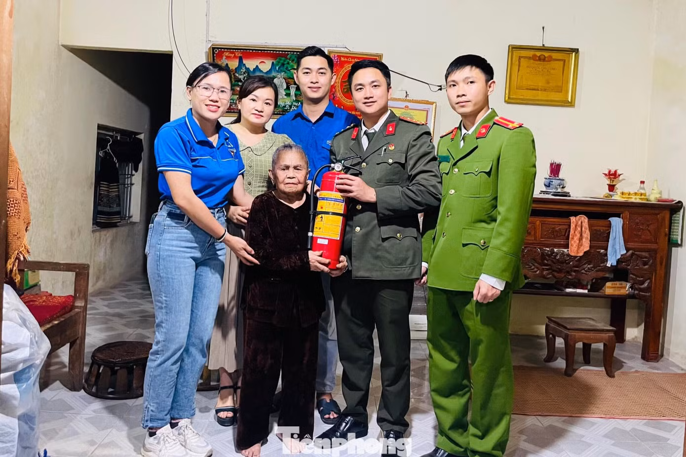 Đoàn thanh niên Công an huyện Tương Dương phối hợp với Đoàn thị trấn Thạch Giám tổ chức chương trình bán nước mía gây quỹ để trao tặng bình chữa cháy cho các hộ gia đình đặc biệt khó khăn, gia đình có công với cách mạng. Vận động 100% hộ gia đình Bí thư Chi đoàn có bình chữa cháy. Đoàn thanh niên Công an huyện Tương Dương phối hợp với Đoàn thị trấn Thạch Giám tổ chức chương trình bán nước mía gây quỹ để trao tặng bình chữa cháy cho các hộ gia đình đặc biệt khó khăn, gia đình có công với cách mạng. Vận động 100% hộ gia đình Bí thư Chi đoàn có bình chữa cháy.