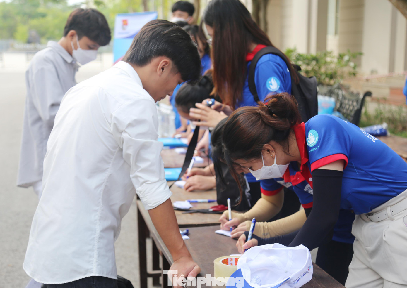 Thí sinh trước khi vào phòng thi được ký gửi cặp sách, đồ cá nhân bên ngoài