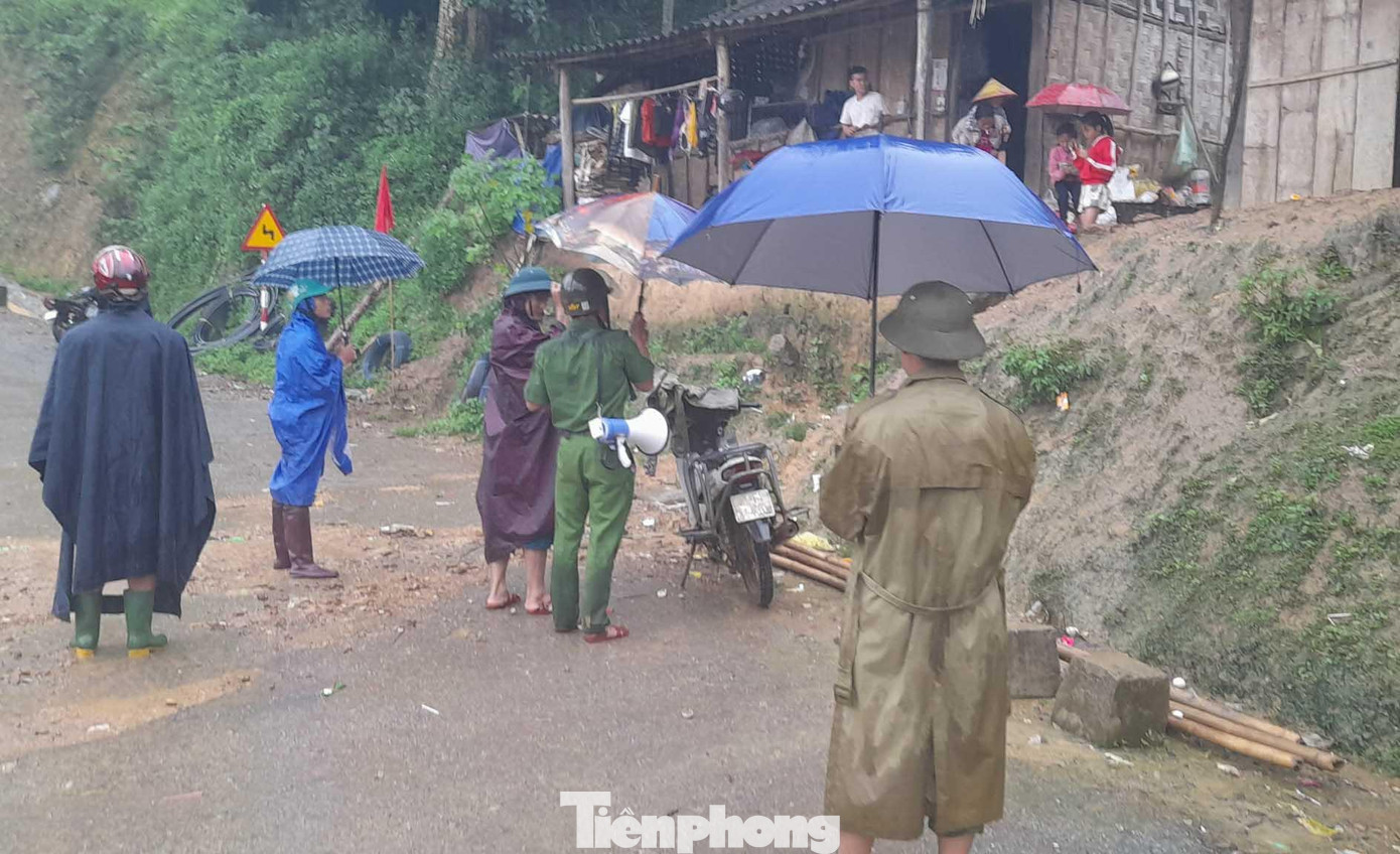 Tại nhiều xã vùng sâu, vùng xa, địa hình đi lại khó khăn, việc tiếp cận các thông tin cảnh báo mưa lũ còn nhiều hạn chế.