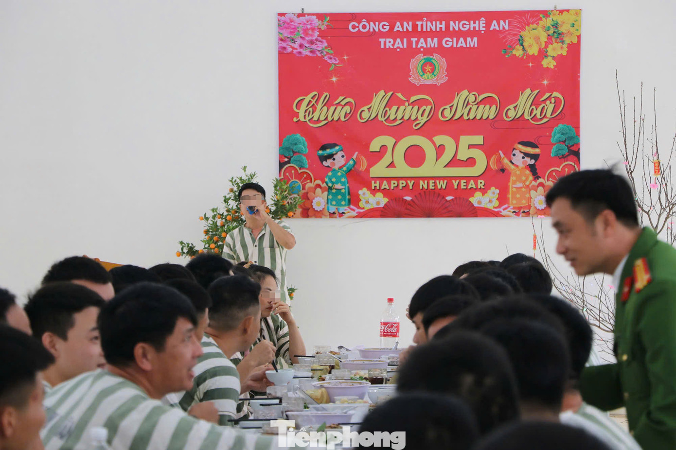 Ngày 24/1 (tức 25 tháng Chạp), Trại tạm giam Công an tỉnh Nghệ An tổ chức bữa cơm tất niên dành tặng các phạm nhân đang thi hành án tại đây.