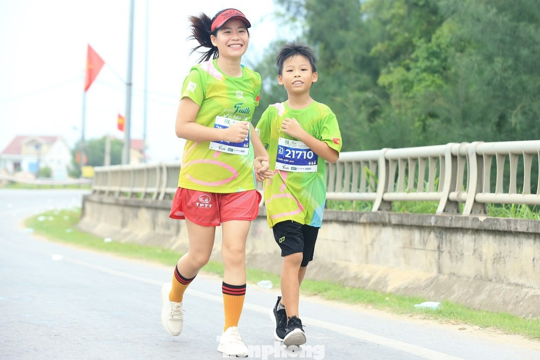 Nhiều em nhỏ cùng bố, mẹ tham gia giải chạy