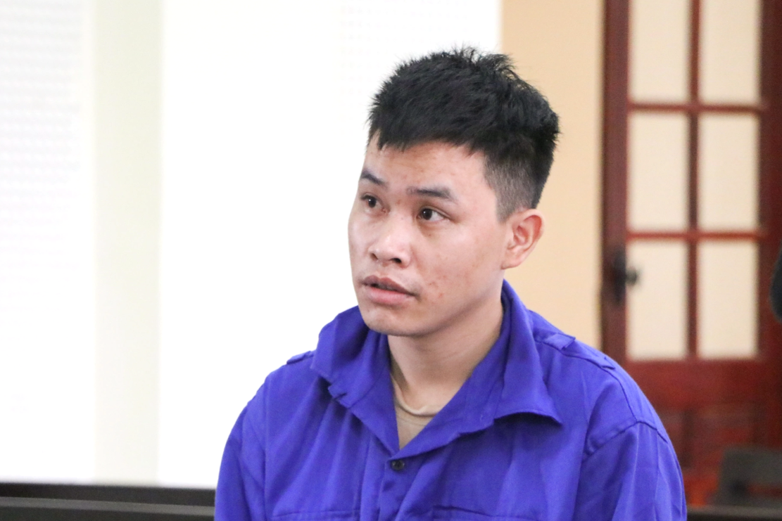 Lầu Bá Lì nghĩ, chỉ cần làm phiên dịch sẽ có 2.000 USD để cưới vợ mới.