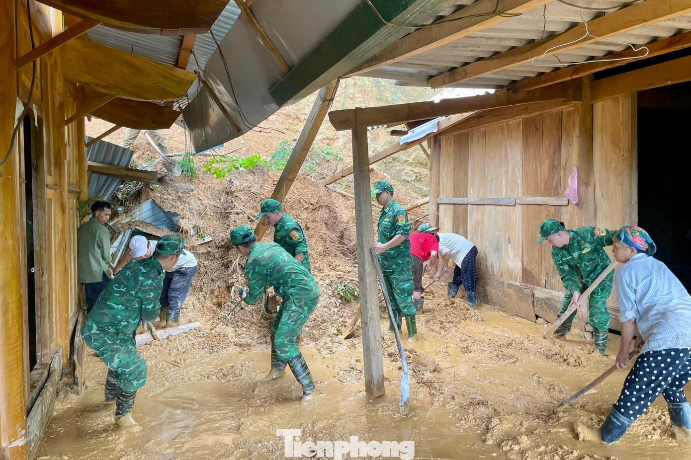 Mưa lũ những ngày qua cũng khiến huyện Kỳ Sơn thiệt hại nặng nề. Theo thống kê, mưa lũ làm một người tử vong, hư hỏng 19 nhà ở của dân, sạt lở ở nhiều điểm. Đặc biệt là các tuyến đường đi xã Tây Sơn, Na Loi, Hữu Kiệm. Mưa lũ cuốn trôi cầu dân sinh tại bản Đỉnh Sơn 1, xã Hữu Kiệm. Nước lũ làm đứt gãy cầu bê tông tại khe Huồi Khạp trên địa bàn xã Na Loi.