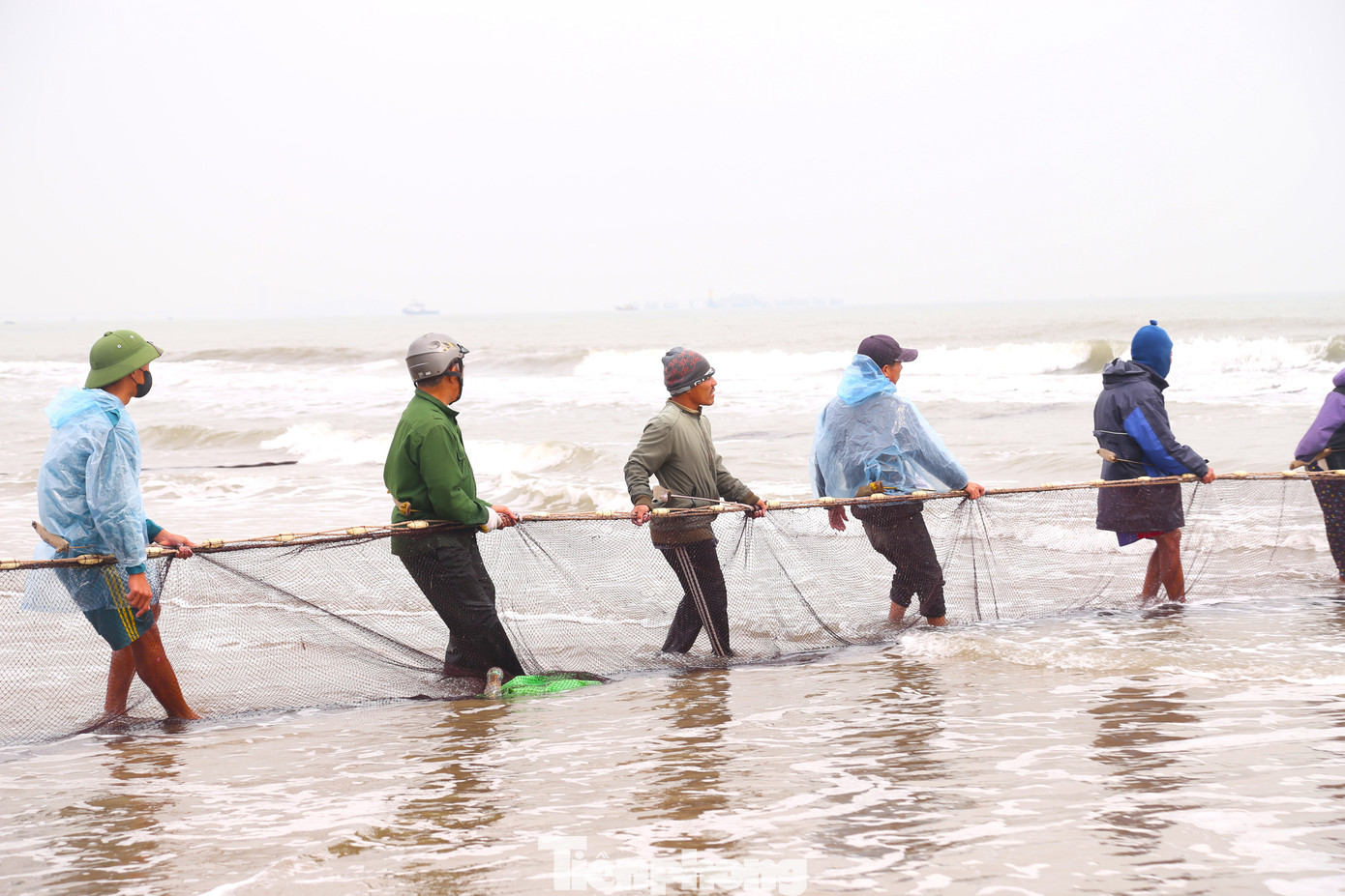 “Kéo một mẻ lưới được nhiều hay ít cá phụ thuộc “trời thương”. Có ngày trúng đậm, mỗi mẻ lưới thu về cả chục triệu đồng nhưng cũng có những ngày, chỉ được vài cân cá, tôm. Ngày được bù ngày kém, chia ra mỗi người cũng có thu nhập từ 300.000 - 500.000 đồng/ngày”, ông Hùng chia sẻ.