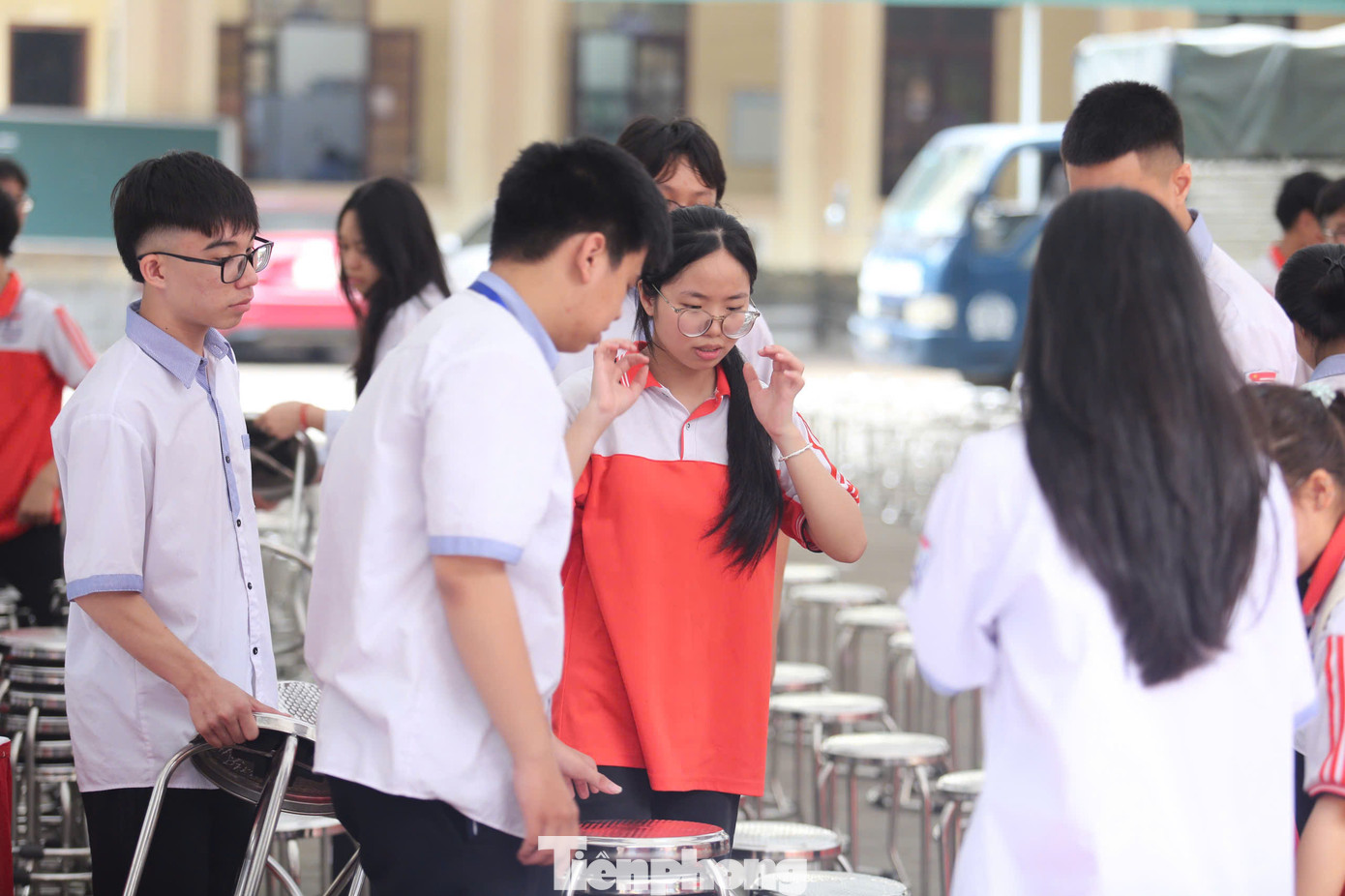 Học sinh được huy động để sắp xếp bàn ghế.