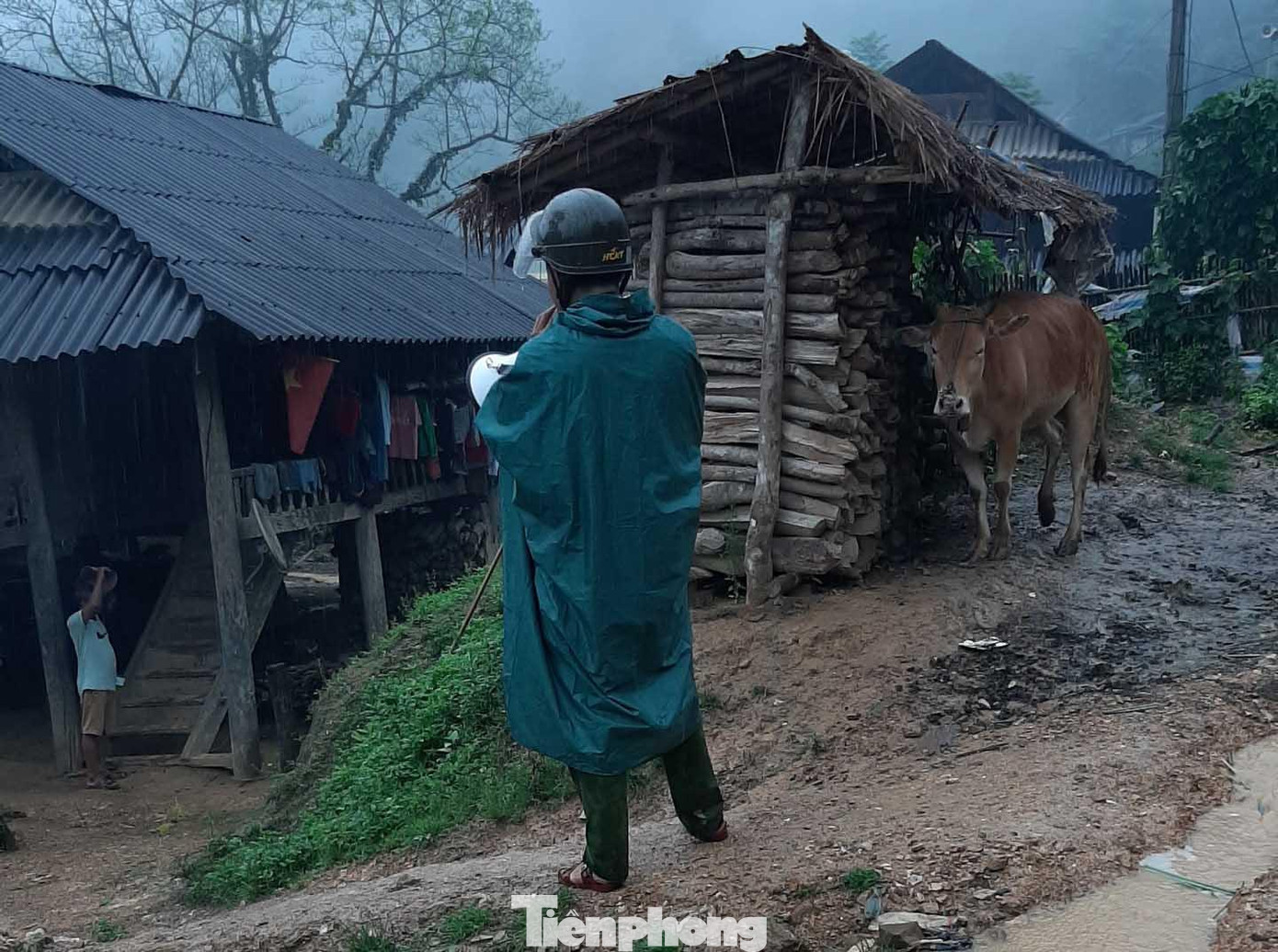 “Mặc dù địa hình đi lại khó khăn do trời mưa, đường trơn trượt, nhưng để đảm bảo an toàn cho người dân trước mùa mưa lũ, sạt lở, chúng tôi đã đi từng bản vận động bà con nhanh chóng di dời khỏi nơi có nguy cơ sạt lở đến nơi an toàn”.