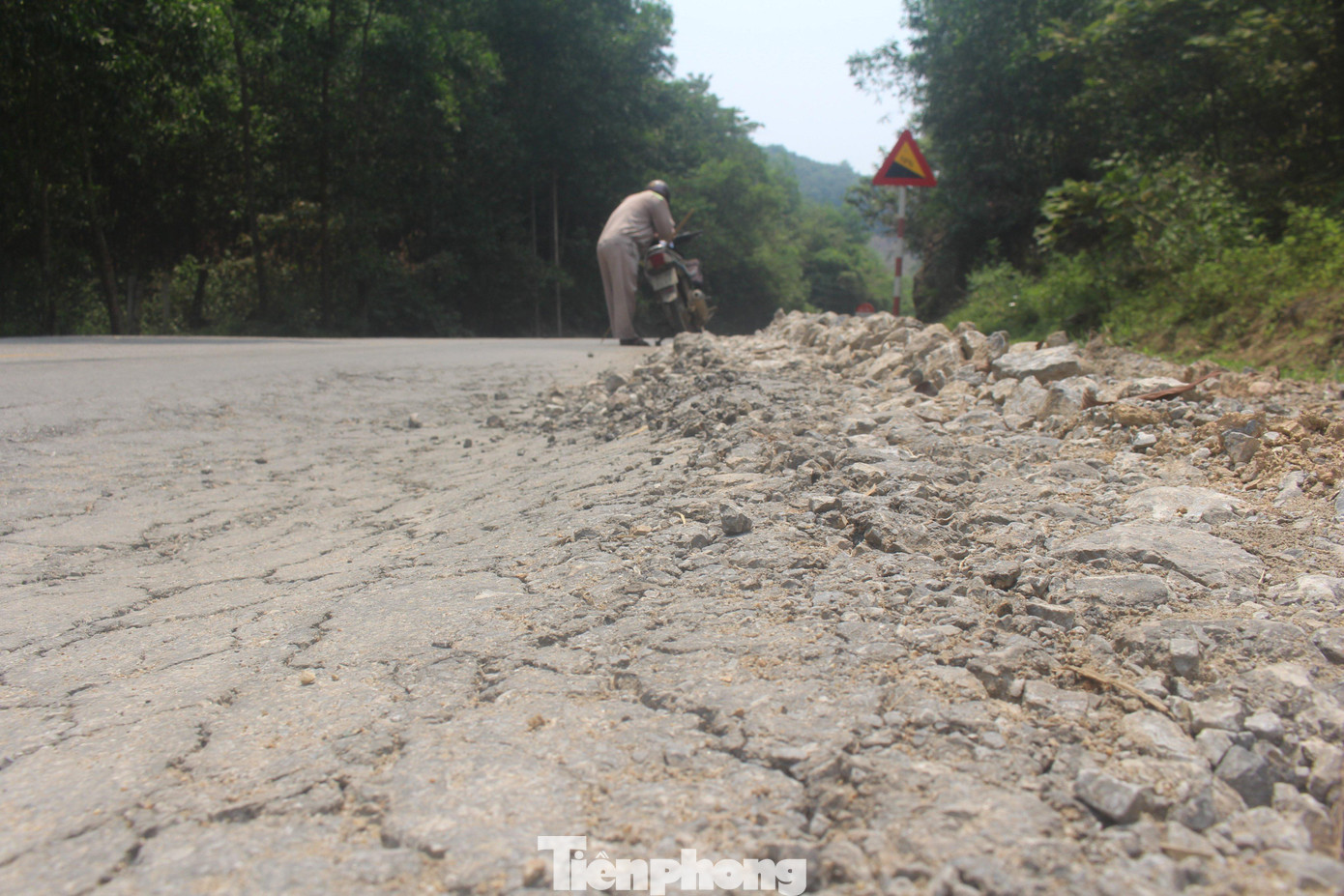 Ông Hồ Bá Thái, Giám đốc Ban quản lý dự án vốn sự nghiệp kinh tế giao thông (Sở GTVT Nghệ An) cho biết: “Dự án đã được nghiệm thu, bàn giao và đang trong thời gian bảo hành. Chúng tôi đã yêu cầu đơn vị thi công tiến hành sửa chữa, khắc phục những điểm bị hư hỏng”.