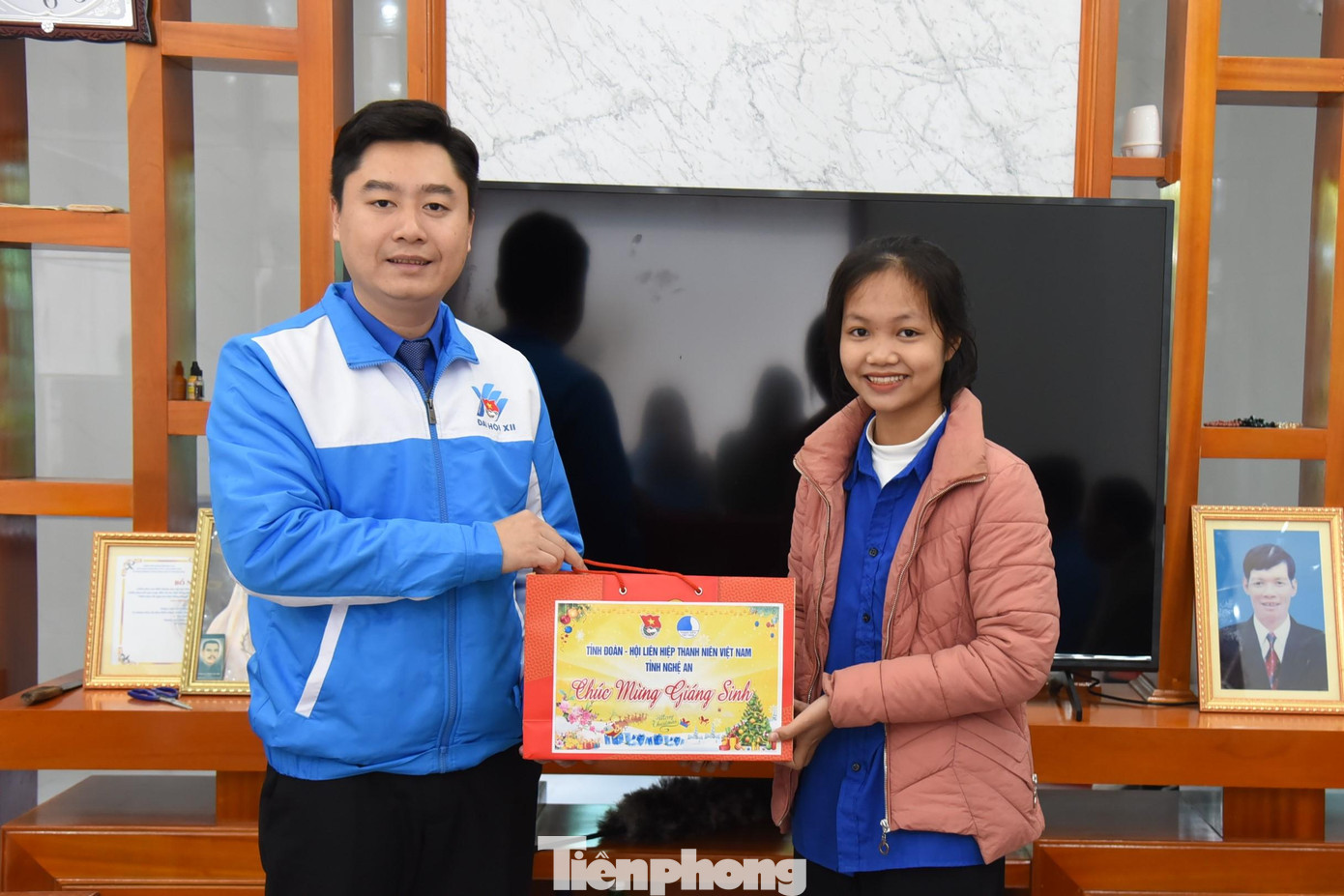 Bí thư Tỉnh Đoàn Nghệ An Lê Văn Lương thăm, chúc mừng các cán bộ đoàn Đinh Thị Oanh - Bí thư Chi đoàn xóm Quy Chính, thị trấn Nam Đàn và Phạm Thị An - Phó Bí thư Chi đoàn xóm Thượng Nậm, xã Hồng Long.