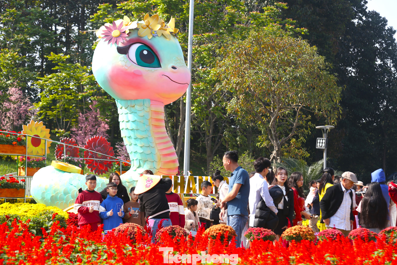 Linh vật rắn có chiều cao 4,4 m, chiều rộng khoảng 4 m với 2 màu chủ đạo là xanh ngọc và hồng. “Bé Na” được đeo vòng nguyệt quế, tượng trưng cho chiến thắng, miệng mỉm cười thể hiện niềm hạnh phúc. Để làm được biểu tượng này, các nghệ nhân phải mất 10 ngày từ lên ý tưởng, tạo hình, sơn… Linh vật rắn có chiều cao 4,4 m, chiều rộng khoảng 4 m với 2 màu chủ đạo là xanh ngọc và hồng. “Bé Na” được đeo vòng nguyệt quế, tượng trưng cho chiến thắng, miệng mỉm cười thể hiện niềm hạnh phúc. Để làm được biểu tượng này, các nghệ nhân phải mất 10 ngày từ lên ý tưởng, tạo hình, sơn…