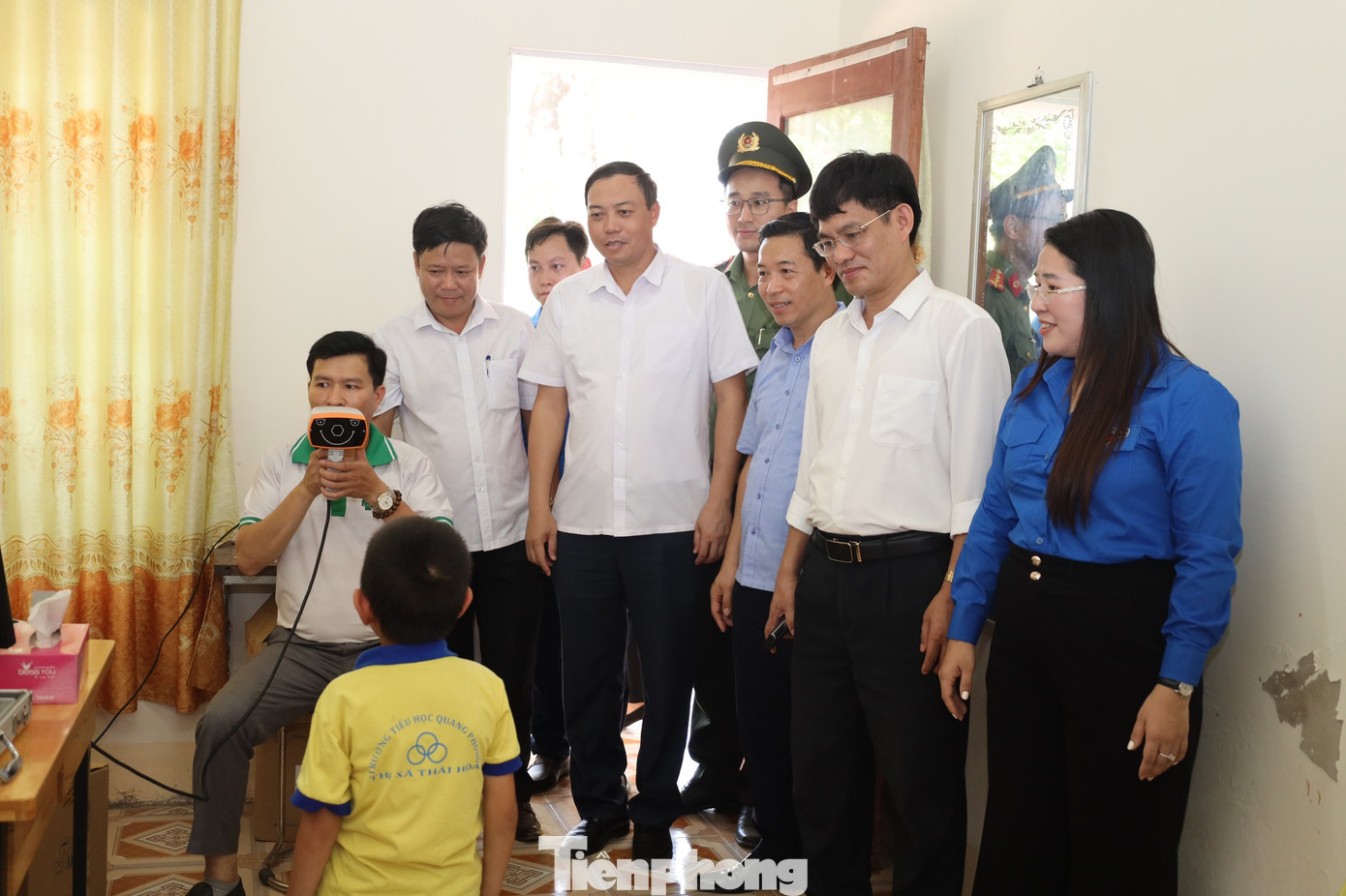 Khám, cấp phát thuốc miễn phí cho học sinh trường Tiểu học Quang Phong 2 Khám, cấp phát thuốc miễn phí cho học sinh trường Tiểu học Quang Phong 2