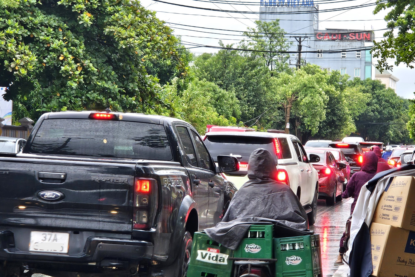 Ghi nhận 17h chiều 25/9, mưa lớn liên tục trút xuống TP Vinh, Nghệ An làm các tuyến phố như Quang Trung, Hermam, Nguyễn Văn Cừ, Trường Thi… ùn tắc nhiều giờ, đặc biệt là trước các cổng trường học.