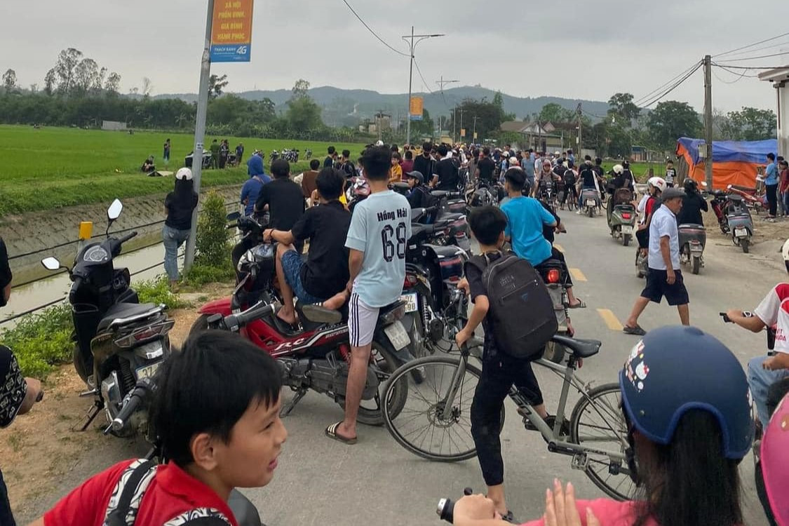 Người dân tập trung chờ vớt thi thể em Đ.T.A.T. Người dân tập trung chờ vớt thi thể em Đ.T.A.T.