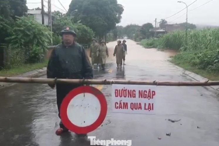 Tất cả các cầu tràn, tuyến đường có nguy cơ sạt lở đều đã được đặt biển cảnh báo, cử người chốt chặn 2 đầu. Tất cả các cầu tràn, tuyến đường có nguy cơ sạt lở đều đã được đặt biển cảnh báo, cử người chốt chặn 2 đầu.
