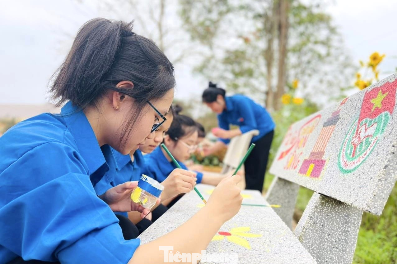 Tại huyện Nghĩa Đàn, hoạt động được triển khai ở 100 cơ sở Đoàn (trong sân trường, sân bóng thể thao, cụm liên gia,...). Những chiếc ghế đá phai màu, cũ kỹ, qua bàn tay khéo léo của các bạn đoàn viên, thanh niên đã khoác màu áo mới.