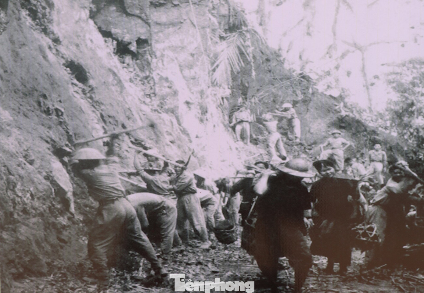 Hình ảnh các lực lượng mở đường, vận tải lương thực, vũ khí,... cho chiến dịch Điện Biên Phủ.