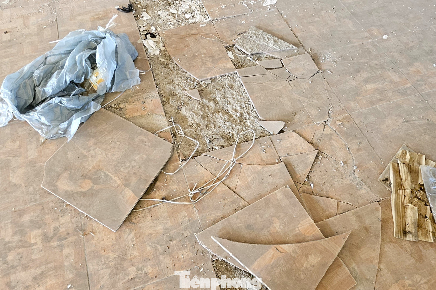 Nền gạch bong tróc.