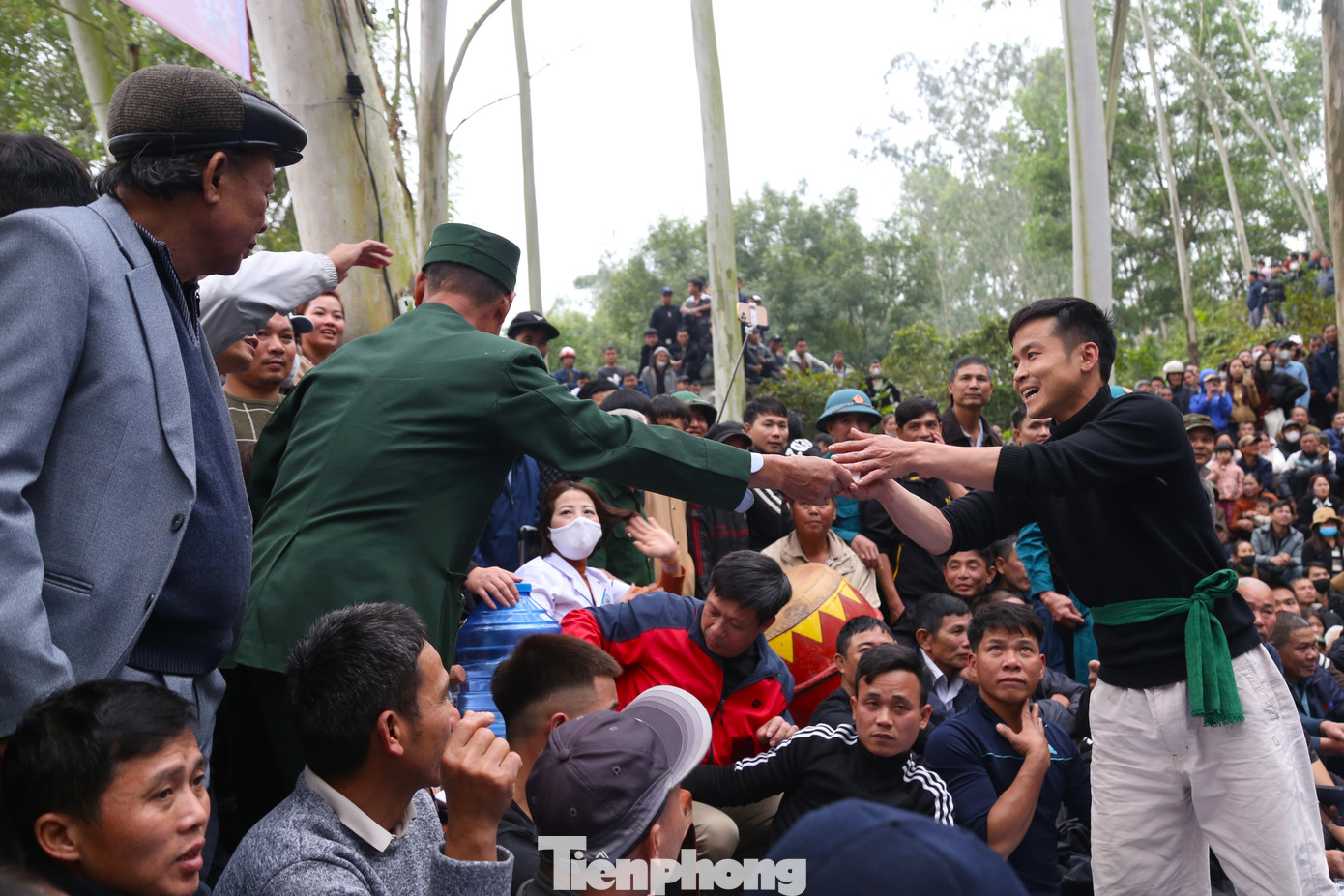 Nhiều đô vật còn được khán giả tặng tiền nếu như thi đấu nhiệt tình, cống hiến, có những màn tranh đấu gay cấn.