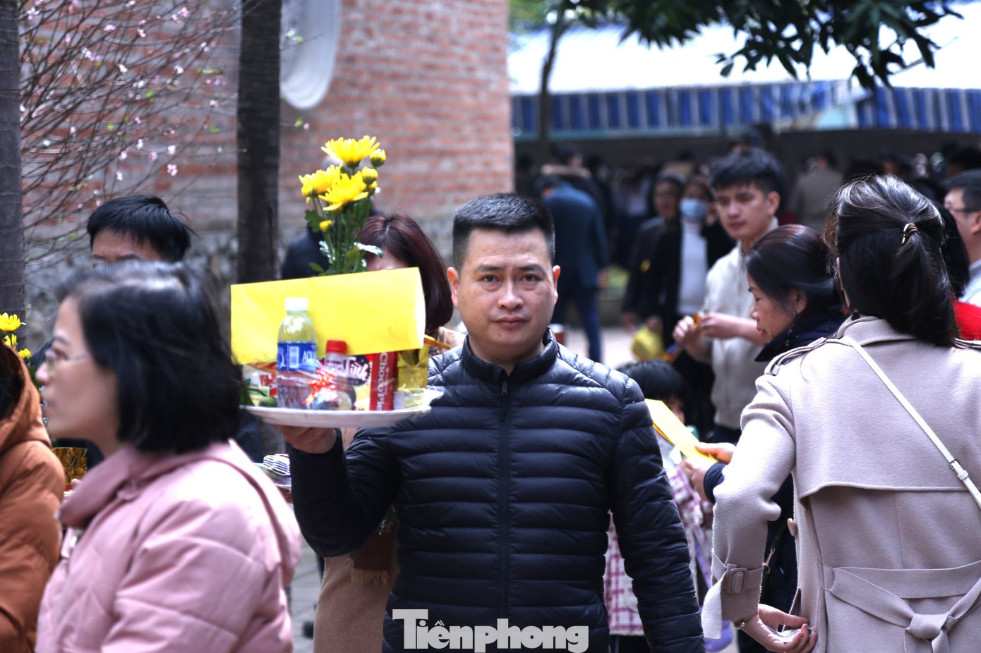 Anh Nguyễn Văn Hưng, trú phường Quỳnh Phương, thị xã Hoàng Mai chia sẻ: “Nhà tôi nhiều đời nay đi biển nên năm nào gia đình tôi cũng đến đền Cờn dâng hương cầu mong sự bình an trong mỗi chuyến vươn khơi, đánh bắt được nhiều hải sản, cuộc sống ấm no, hạnh phúc”. Anh Nguyễn Văn Hưng, trú phường Quỳnh Phương, thị xã Hoàng Mai chia sẻ: “Nhà tôi nhiều đời nay đi biển nên năm nào gia đình tôi cũng đến đền Cờn dâng hương cầu mong sự bình an trong mỗi chuyến vươn khơi, đánh bắt được nhiều hải sản, cuộc sống ấm no, hạnh phúc”.