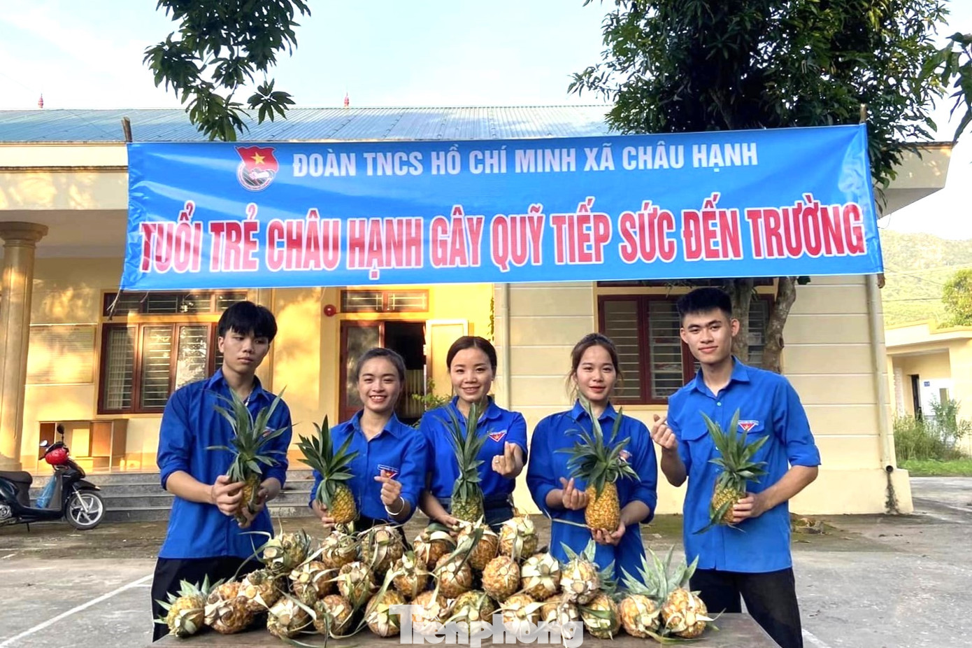 Hoạt động bán dứa gây quỹ, tiếp sức các em nhỏ có hoàn cảnh khó khăn đến trường.