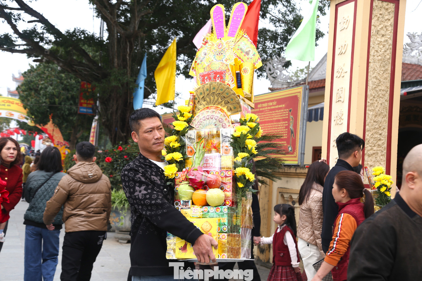 Nhiều dịch vụ như sắp mâm lễ, vận chuyển lễ vào đền được các cửa hàng xung quanh mở ra để phục vụ du khách. Những mâm lễ cúng có giá từ 300.000- 500.000 đồng. Có những mâm lễ lớn với nhiều thỏi vàng giá cả triệu đồng nhưng vẫn hút du khách mua để dâng lễ. Nhiều dịch vụ như sắp mâm lễ, vận chuyển lễ vào đền được các cửa hàng xung quanh mở ra để phục vụ du khách. Những mâm lễ cúng có giá từ 300.000- 500.000 đồng. Có những mâm lễ lớn với nhiều thỏi vàng giá cả triệu đồng nhưng vẫn hút du khách mua để dâng lễ.