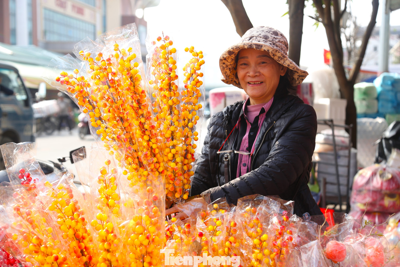 Bà Trần Thị Tuyết Minh, chủ một cửa hàng đồ trang trí ở đường Lê Huân cho biết, khách hàng chủ yếu là tiểu thương các chợ, hàng quán bán lẻ trên địa bàn thành phố và các huyện, thị trong tỉnh đến mua sỉ về bán lại.