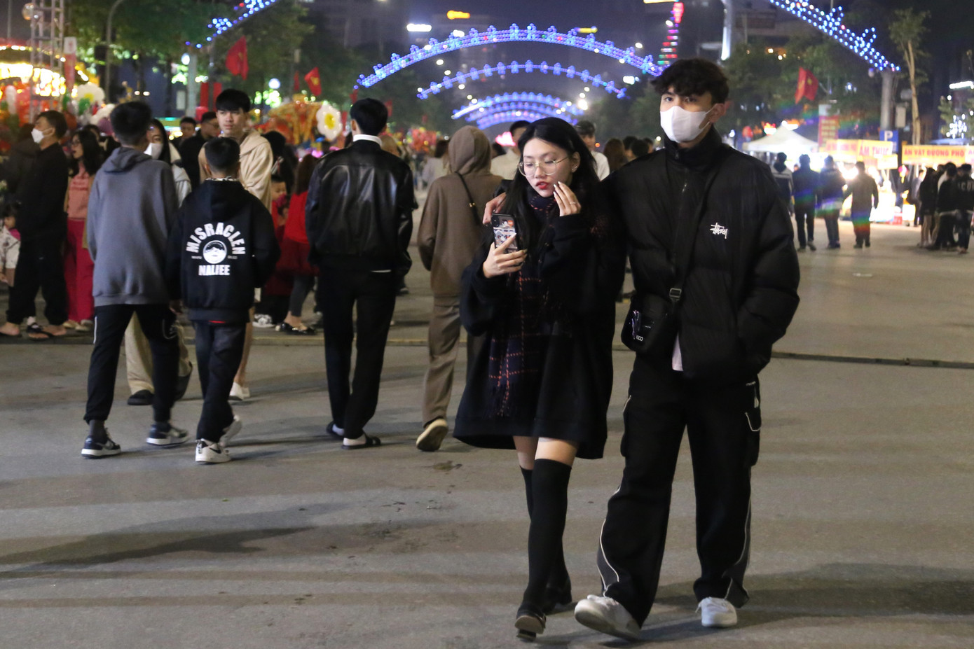 Nhiều bạn trẻ xuống phố đón giao thừa Nhiều bạn trẻ xuống phố đón giao thừa