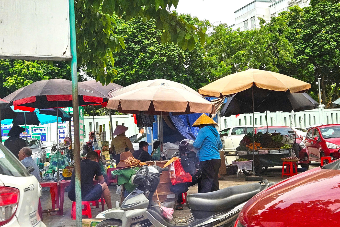 Ghi nhận của PV ngày 9/7, chỉ trên một đoạn đường dài chưa đến 100m dọc theo cổng ra vào của Bệnh viện Hữu nghị đa khoa Nghệ An, các hàng rong mọc lên nhiều chỗ bán nước, nơi bán đồ ăn bất chấp có biển “Khu vực cấm bán hàng rong, họp chợ”.