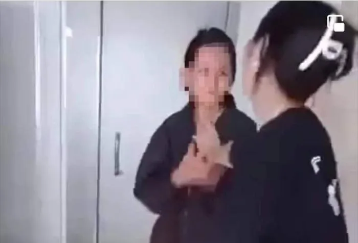 Hình ảnh nữ sinh bị đánh. (Ảnh cắt từ video)