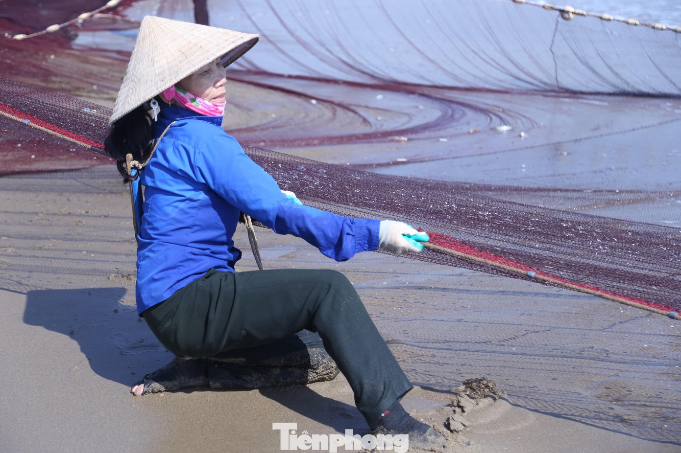 Kéo một mẻ lưới được nhiều hay ít cá còn phụ thuộc vào dòng nước. Nếu ngày nào nước êm thì công việc của họ bớt vất vả, và ngược lại với ngày biển động. Kéo một mẻ lưới được nhiều hay ít cá còn phụ thuộc vào dòng nước. Nếu ngày nào nước êm thì công việc của họ bớt vất vả, và ngược lại với ngày biển động.