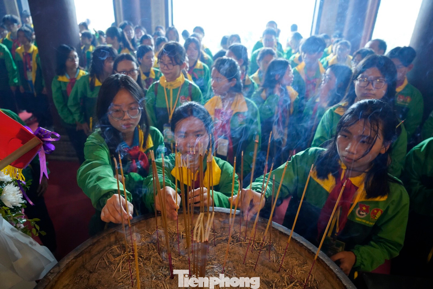 Dâng hương tưởng niệm các anh hùng liệt sĩ