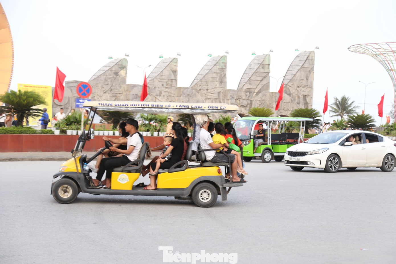 Dịch vụ xe điện bốn bánh đắt khách mùa du lịch.