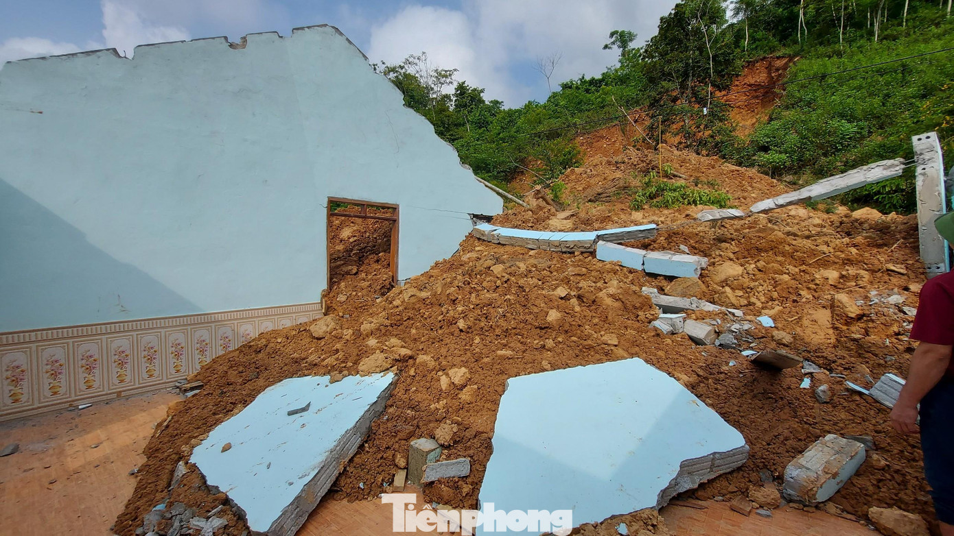 Núi lở khiến nhiều căn nhà ở huyện miền núi Kỳ Sơn bị đổ sập hoàn toàn