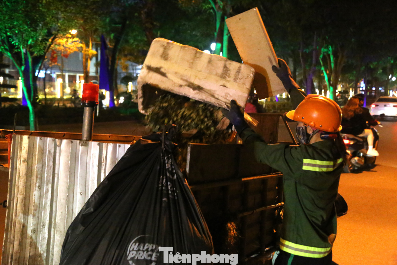 Trời càng về đêm, nhiệt độ càng xuống thấp, thế nhưng, trên các tuyến đường, các nữ công nhân vệ sinh môi trường vẫn âm thầm hoàn thành nhiệm vụ, làm sạch đẹp phố phường.