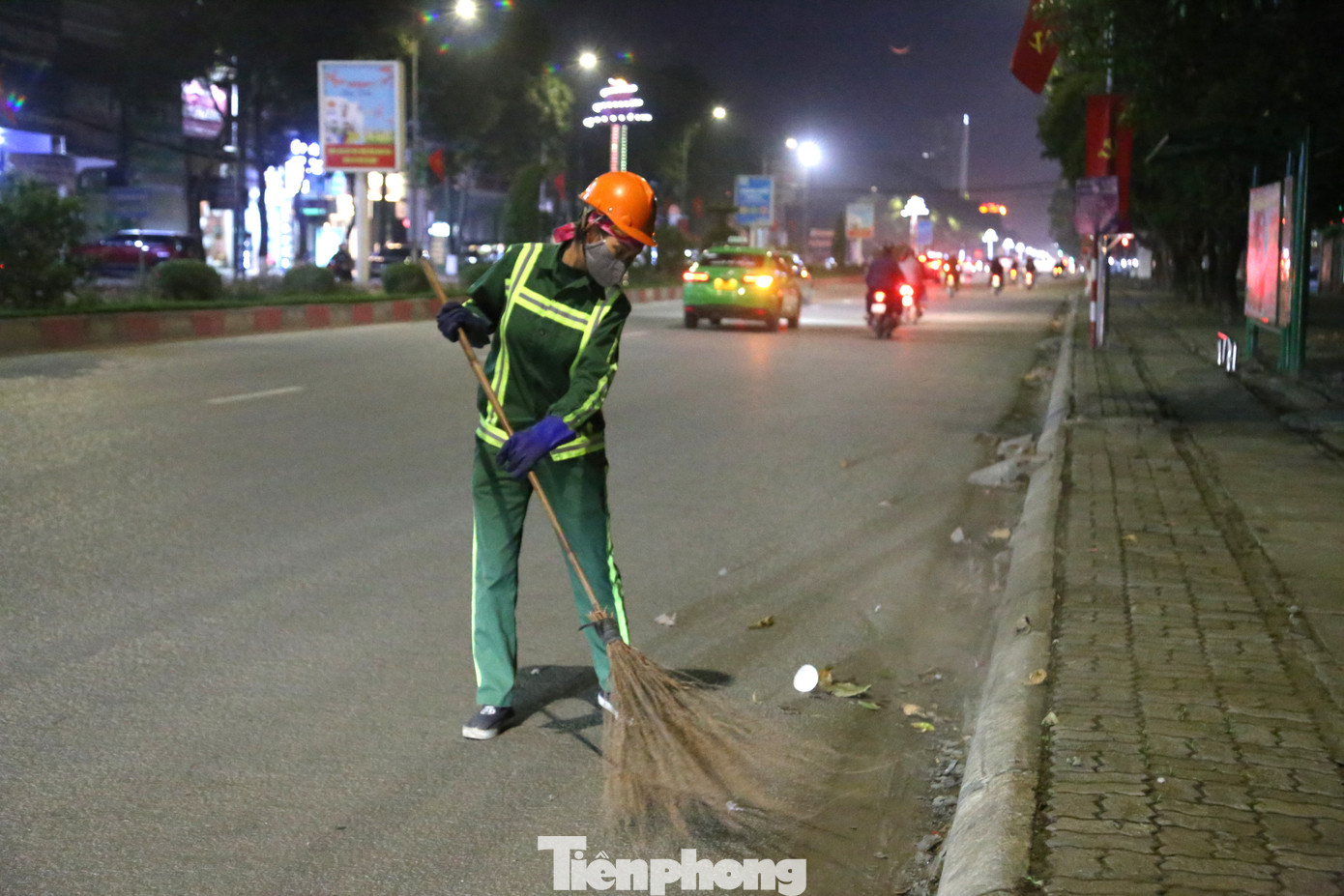 Ngày Tết, khi người người nghỉ ngơi, đi chơi, quây quần bên gia đình thì các công nhân môi trường lại tỏa đi các hướng, miệt mài làm việc xuyên đêm trên từng con phố. Ghi nhận tối 12/2 (tức mùng 3 Tết Giáp Thìn), trên các tuyến đường của TP Vinh, Nghệ An, các công nhân vệ sinh môi trường cần mẫn làm việc.