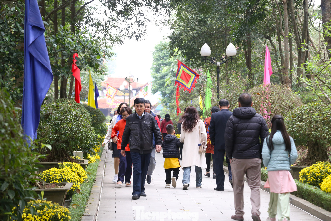 Du khách nườm nượp về đền thờ Hoàng đế Quang Trung trong ngày mùng 3 Tết.